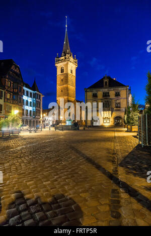 Markt Platz der Kapelle Turm und das Rathaus der Stadt Obernai, Bas-Rhin-Elsass-Frankreich Stockfoto