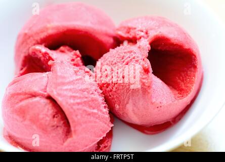 Himbeer Eis Sorbet Kugeln Nahaufnahme. Himbeer-Sorbet. Eis-Sorbet. Fruchtsorbet. Stockfoto