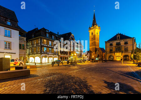 Markt Platz der Kapelle Turm und das Rathaus der Stadt Obernai, Bas-Rhin-Elsass-Frankreich Stockfoto