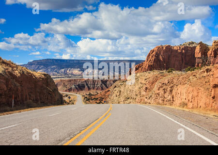 Red Rock Hügel entlang Highway 84 in der Nähe von Abiquiu - New-Mexico. Stockfoto