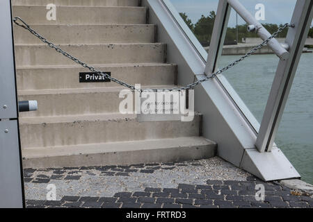 Beton Treppe mit einer Kette Barriere hält ein Schild mit der Aufschrift "nur für die Bewohner", in Englisch und Dänisch Stockfoto