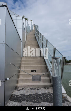 Kein Zutritt zu einem modernen Gebäude im Ørestaden Kopenhagen, Schild mit der Aufschrift "nur für die Bewohner", in Englisch und Dänisch Stockfoto