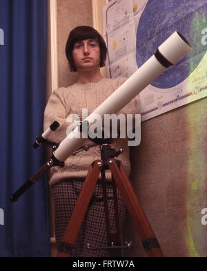 Das Knicke britische pop-Gruppenmitglied Peter Quaife in seinem Londoner Haus im Januar 1967. Foto Tony Gale Stockfoto