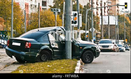 Stadtauto-Unfall, Totalverlust Stockfoto
