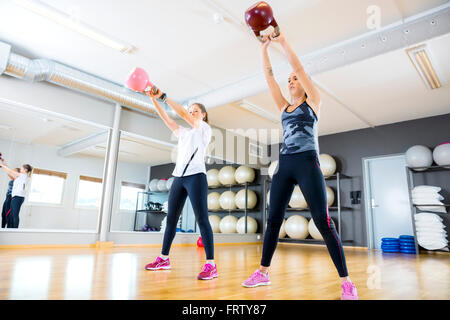 Zwei Frauen Züge mit Kettlebells im Fitness-Studio Stockfoto