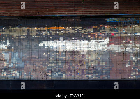 Alten abstrakt bunt quadratische Pixel Mosaik Hintergrundinformationen Wandstruktur in Sablon, Brüssel Stockfoto