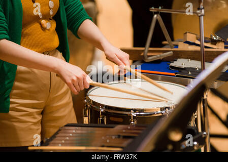 Person, die Snare-Drum im Orchester spielen Stockfoto