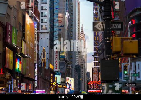 Lebendigen Blick auf Neon-Schilder, anzeigen und das Chrysler Building im Hintergrund in der Abenddämmerung Stockfoto