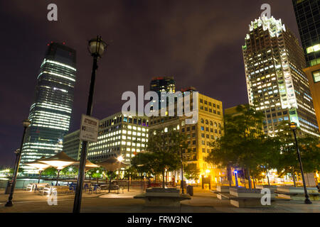 Waterfront Promenade und Blick auf die Exchange Place in Jersey City, New Jersey in der Nacht Stockfoto