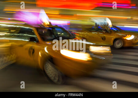 Unscharfe abstrakte Foto von gelben Taxis in Manhattan, New York City in Bewegung Stockfoto
