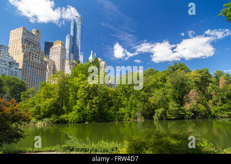 Central Park South Skyline gesehen vom See der Central Park in New York City, USA Stockfoto