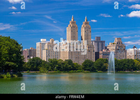 Eldorado-Luxus-Apartment-Gebäude und Jacqueline Kennedy Onassis Reservoir gesehen vom Central Park in New York City Stockfoto