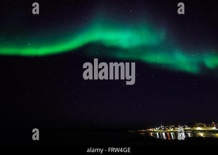 Aurora Borealis Phänomen, grüne umfangreiche Nordlichter über den alten Hafen, Innenstadt Nuuk, Grönland, Oktober 2015 Stockfoto