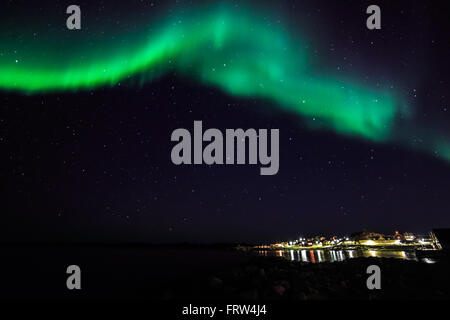 Aurora Borealis Phänomen, grüne umfangreiche Nordlichter über den alten Hafen, Stadt Nuuk, Grönland, Oktober 2015 Stockfoto