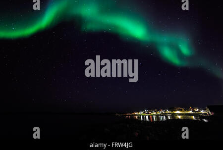 Aurora Borealis Phänomen, grüne umfangreiche Nordlichter über den alten Hafen, Stadt Nuuk, Grönland, Oktober 2015 Stockfoto