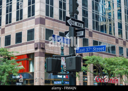 NYC-Wegweiser in Midtown Manhattan an Wahrzeichen Straßen 5th Ave und 37th St, New York City Stockfoto