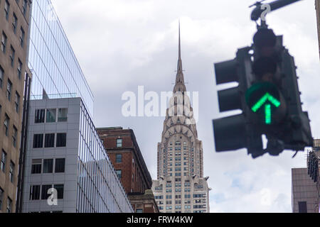 Grün-Straßenlaterne mit Chrysler Building im Hintergrund, New York City Stockfoto