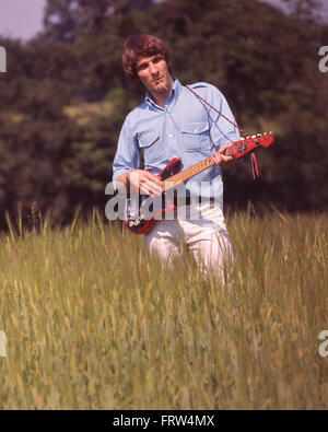 "Pfeifen" JACK SMITH (John O'Neil) folgten Sänger im Jahr 1967 Stockfoto