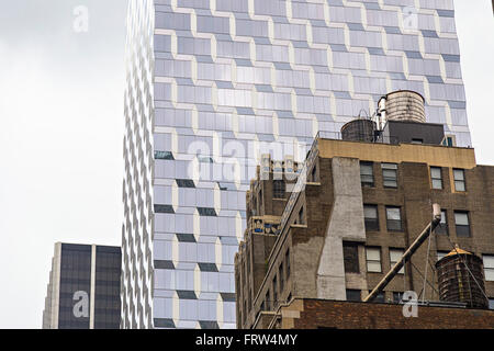 Der Kontrast zwischen alten und modernen Gebäuden in New York City, USA Stockfoto