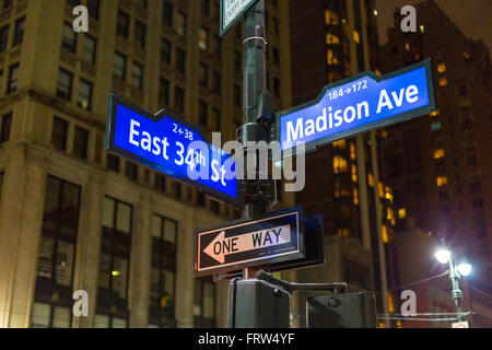 NYC-Wegweiser in Midtown Manhattan an Wahrzeichen Straßen Madison Avenue und 34th Street Stockfoto