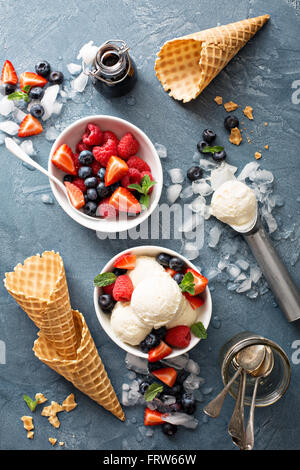 Kugeln Vanille-Eis mit Beeren Stockfoto