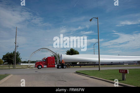 Emporia, Kansas, USA, 24. September 2015 WInd Turbinenschaufel ist durch Emporia, Kansas aus der Burlington Northern Santa Fe Rangierbahnhofs zum Windpark im Bau in der Nähe Waverly, Kansas geschleppt.  Bildnachweis: Mark Reinstein Stockfoto