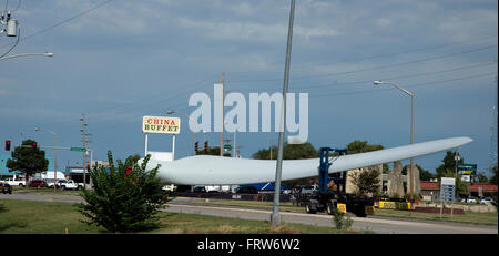 Emporia, Kansas, USA, 24. September 2015 WInd ist Turbinenschaufel geschleppt aber Emporia, Kansas aus der Burlington Northern Santa Fe Rangierbahnhofs zum Windpark im Bau in der Nähe Waverly, Kansas.  Bildnachweis: Mark Reinstein Stockfoto