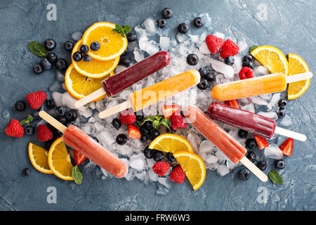 Vielzahl von Eis Eis am Stiel mit Früchten Stockfoto