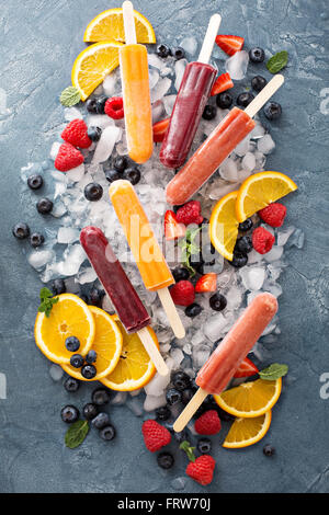 Vielzahl von Eis Eis am Stiel mit Früchten Stockfoto