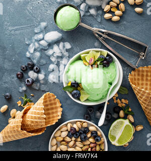 Erfrischende Limette Pistazien Eis grün Stockfoto
