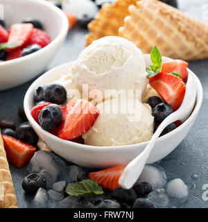 Kugeln Vanille-Eis mit Beeren Stockfoto