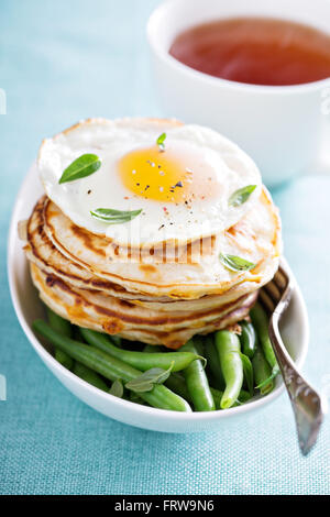 Käse-Pfannkuchen mit grünen Bohnen und Ei Stockfoto