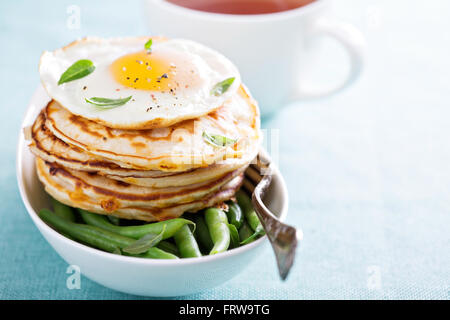 Käse-Pfannkuchen mit grünen Bohnen und Ei Stockfoto
