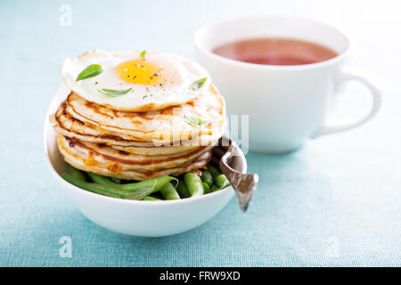 Käse-Pfannkuchen mit grünen Bohnen und Ei Stockfoto