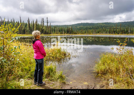 Ältere Frau genießt die Aussicht von Mc Gillivray See in der Shuswap Hochland in Zentral British Columbia im westlichen Kanada Stockfoto