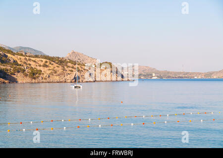 Blick auf das Schwarze Meer Bucht und festgemacht Yacht im Sommer, Dorf von Novyi Svit, Krim, Ukraine Stockfoto