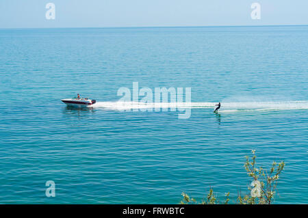 Wasserski im Schwarzen Meer in der Nähe von Koktebel, Krim, Ukraine Stockfoto