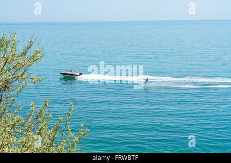 Wasserski im Schwarzen Meer in der Nähe von Koktebel, Krim, Ukraine Stockfoto