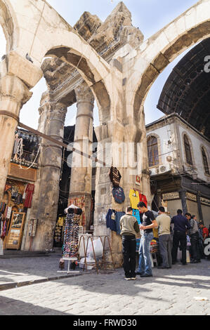 Ganz normaler Tag im Souq Al-Hamidiyah in der Altstadt von Damaskus. Stockfoto