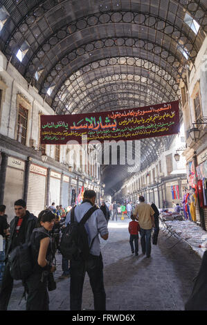 Ganz normaler Tag im Souq Al-Hamidiyah in der Altstadt von Damaskus. Stockfoto