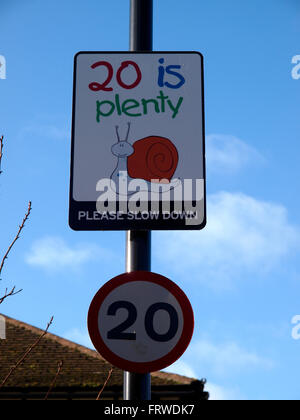 Spaß 20 Meile eine Stunde Geschwindigkeit Zeichen, Havant, Hampshire, UK Stockfoto