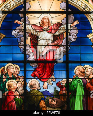 Glasfenster in der deutschen Kirche in Stockholm Schweden, Darstellung der Himmelfahrt Christi. Stockfoto