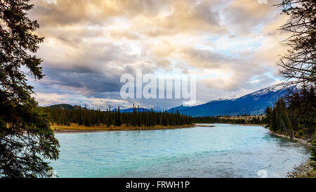 Sonnenaufgang über dem Athabasca River in der Nähe der Stadt Jasper in den Rocky Mountains Stockfoto