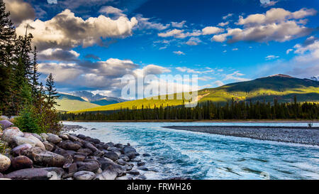 Sonnenaufgang über dem Athabasca River in der Nähe der Stadt Jasper in den Rocky Mountains Stockfoto