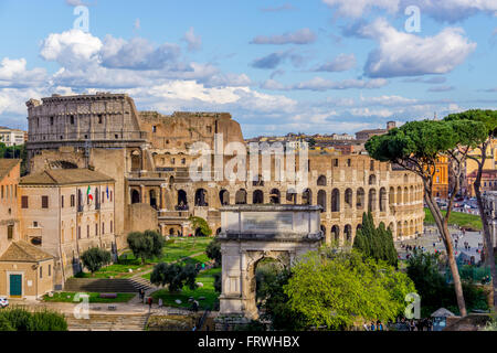 Blick auf das Kolosseum und den Bogen von Titus, aus dem Palatin, Rom, Italien Stockfoto