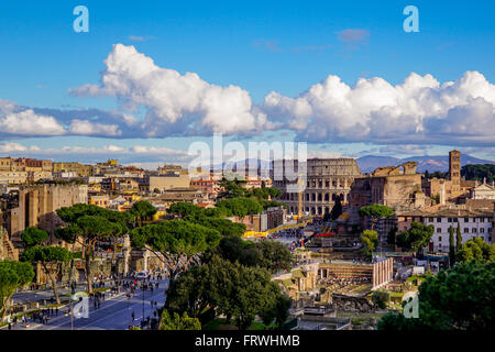 Blick auf die Via dei Fori Imperiali mit dem Kolosseum in der Ferne, wie aus der Altare della Patria, Rom Stockfoto