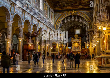 Innenraum der Basilika von Santa Maria in Ara Coeli (Basilika St. Maria von den Altar des Himmels), Rom, Italien Stockfoto