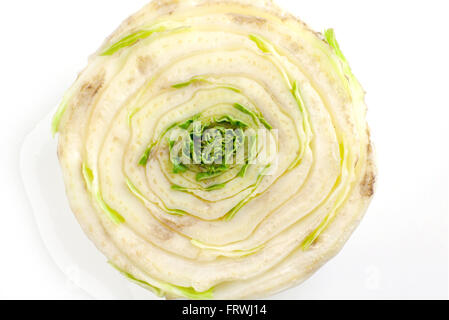 Chinakohl. Schneiden Gemüse hochkant und die Keimung der Ernte. Auf weißem Hintergrund. Stockfoto