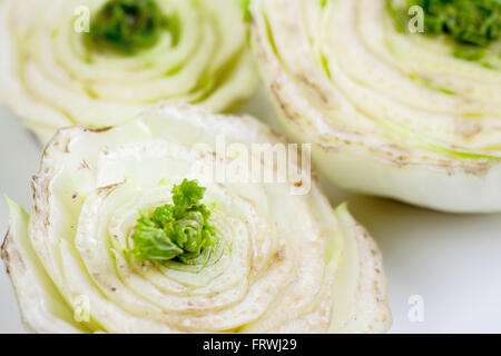 Chinakohl. Schneiden Gemüse hochkant und die Keimung der Ernte. Stockfoto