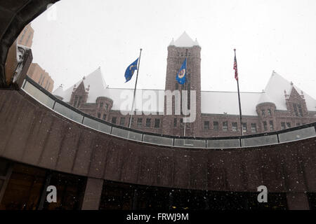 Blick auf Minneapolis Rathaus Turm von innerhalb des Gebäudes während eines Schneesturms. Minneapolis Minnesota MN USA Stockfoto